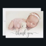 Modern typografi - nyfödd Baby Photo Tack<br><div class="desc">Simple Modern Elegant Calligraphy Script Photo Newborn Baby Tack Birth Announcement Card. Har en vacker "tack"-text i ett handskrivet calligraphy swash svan font script in grått. Förskapat personligt meddelande på baksidan i svartvitt. Underbar för flicka eller pojke. Enkel att anpassa med ditt baby-foto och din information.</div>