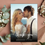 Modern typografi - överlägg av fotot Bröllop Tack Kort<br><div class="desc">Modern Elegant, enkelt hand, skrivet Bröllop-foto-tackkort. Den moderna Snyggten bröllop tackar dig för att du har en vykortsmall med ett foto på framsidan av fullt med överläggningstexten "Tack" i ett handskrivet typskriptteckensnitt i vitt på bild. Anpassa det anpassade namnet och tack för meddelandet. Om du föredrar att skicka anteckningen tar...</div>
