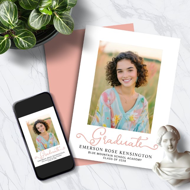 Modern typografi Rosa Studenten Photo Meddelande (Modern Typography Pink Graduation Photo Announcement)