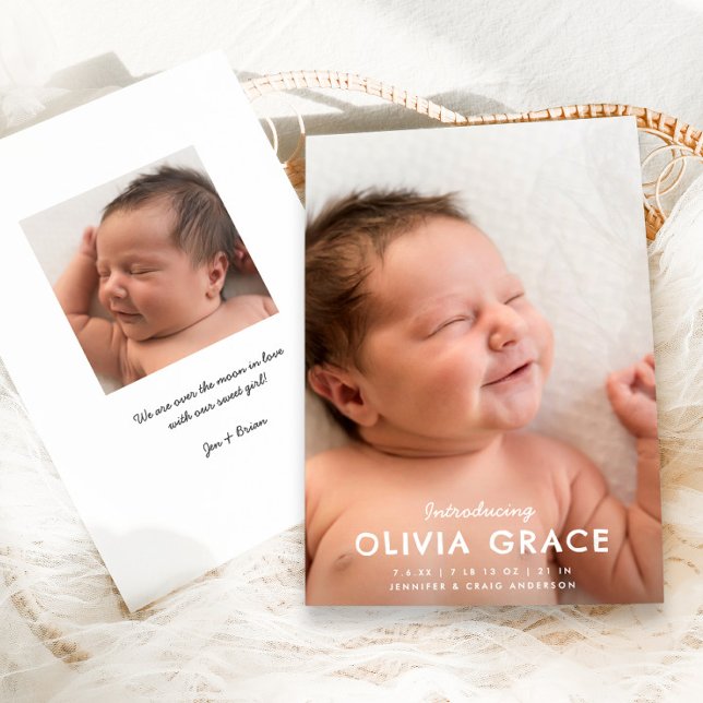 Modern typografi som presenterar babys födelsefoto meddelande (Skapare uppladdad)