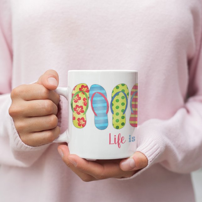 Modern typografi, sommarstrand Flinflip flops Kaffemugg (Colorful flip flops quote mug. Life is better in flip flops.)