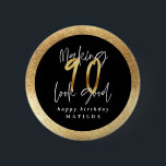 Modern typografi svart och guld 90:e födelsedag knapp<br><div class="desc">Modern typografi svart och guld 90:e födelsedagsfest</div>