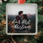 Modern typografi Vårt första julparfoto Julgransprydnad Metall<br><div class="desc">En modern typografi för den här fotouppsättningen av prydnadsföremål. Så här anpassar du dig med bild som är din favorit. Du kan också enkelt ändra färg på teckensnittet så att det passar dig.</div>
