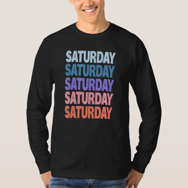 Modern Upprepad Text Lördag T Shirt (Framsida)