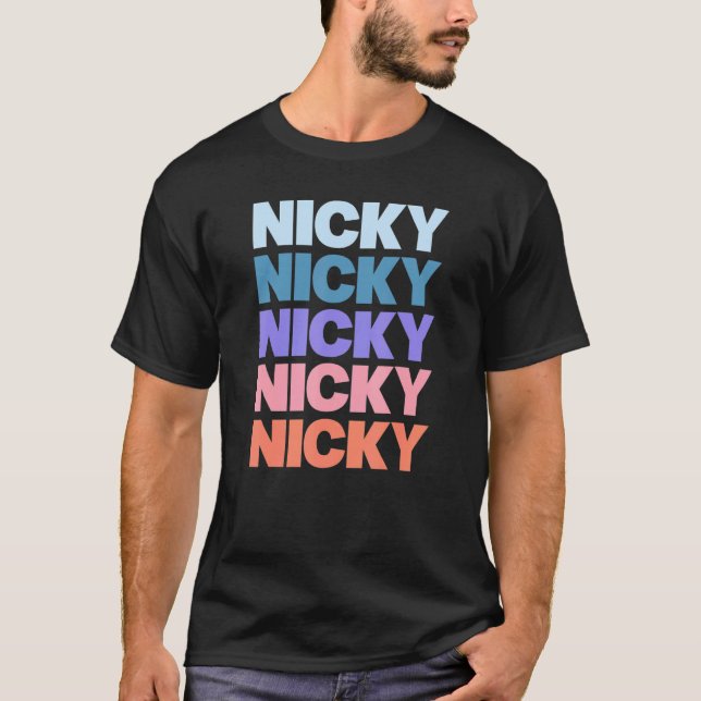 Modern upprepad text Nicky T Shirt (Framsida)