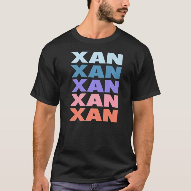 Modern upprepad text Xan T Shirt (Framsida)