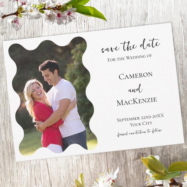 Modern vågformad fotosvigtningsinbjudan spara datumet (Modern wavy frame photo wedding save the date invitation announcement with custom text)