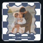 Modern vågigt kant-kontroll - minimal fotojul fyrkantigt klistermärke<br><div class="desc">Modern minimigrafik kontroll Blått i mönster vågigt kant fotojulklistermärke för julfest i . Fet på trendutformning. En del av en helgdag.</div>