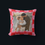 Modern vågigt kant-kontroll - minimal fotojul kudde<br><div class="desc">Modern minimikontroll av mönster röd och rosa vågigt kant fotojulsdekaler i helgdag. Fet på trendutformning. En del av en helgdag.</div>