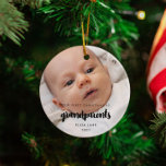 Modern vår första jul som morföräldrar julgransprydnad keramik<br><div class="desc">En trendig-typografi och en modern design för den här fotoporten. Så här anpassar du dig med din favorit baby bild. Du kan också enkelt ändra färg på teckensnittet så att det passar dig. Perfekt att fira din första jul som nya morföräldrar.</div>