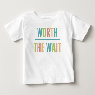 Modern värd väntan - adoption, nyfödd bebis tee shirt