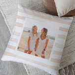Modern Vatten Pastel Rosa Rand | Foto Kudde<br><div class="desc">Länkarna ger tankeväckande och praktiska gåvor och erbjuder mottagaren komfort och avslappning. Här är en beskrivning av kuddar som gåva: Ge är den ultimata komfortens gåva och avslappning med dessa lyxkuddar. Dessa kuddar, som är konstruerade med de finaste materialen, är designade för att ge en blixtsnabb sömnupplevelse och främja allmänt...</div>