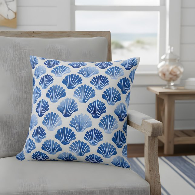 Modern vattenfärgsblå havsbottnar - kustdekor kudde (Add a splash of seaside charm to your living space with this blue seashell throw pillow.)