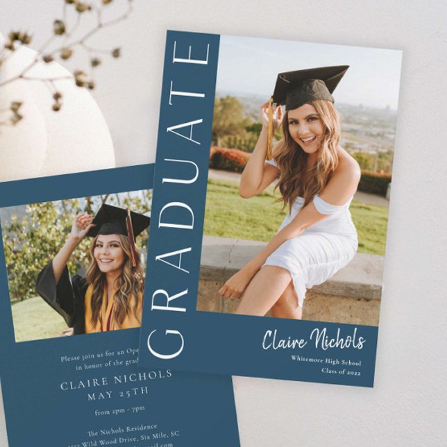 Modern Vertikal Fotexamen Inbjudningar (Modern Typography Photo Graduation Invitation)