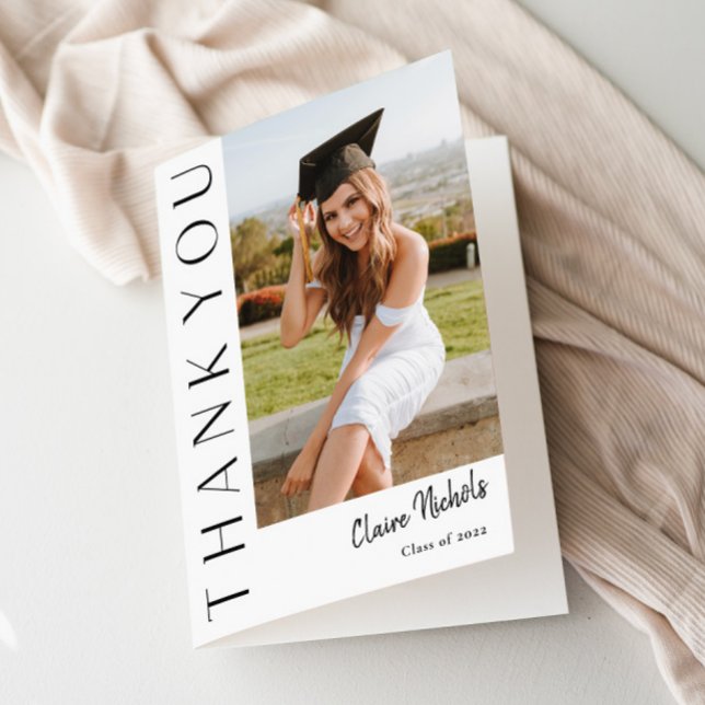 Modern Vertikal Fotografering Examen Tack Kort (Modern Typography Photo Graduation Folded Thank You Card.)