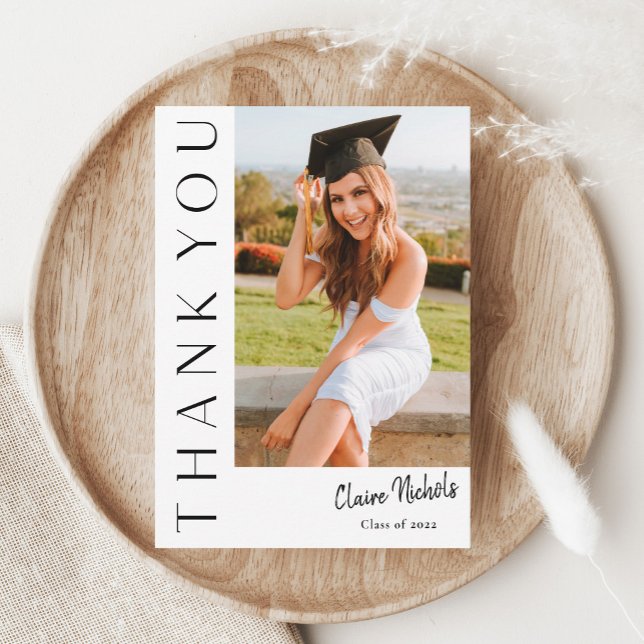 Modern Vertikal Fotoutbildning Inbjudningar (Modern Typography Photo Graduation Thank You Card.)