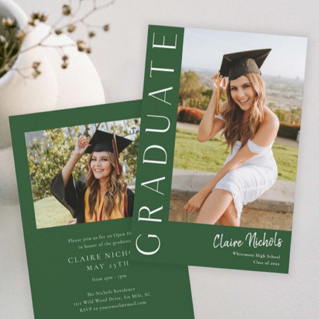Modern Vertikal Grön Fototexamen Inbjudningar (Modern Green Photo Graduation Invitation.)