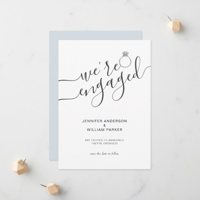 Modern Vi är engagerade med par-fotoFörlovning Meddelande (Fram/Back In Situ)