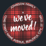 Modern Vi har flyttat Red Pput-adressetikett Runt Klistermärke<br><div class="desc">Etikett för klistermärke för vi har flyttat som innehåller ett modernt,  enkelt skript och typsnittsgrafi på en plaid gingham-bakgrund</div>