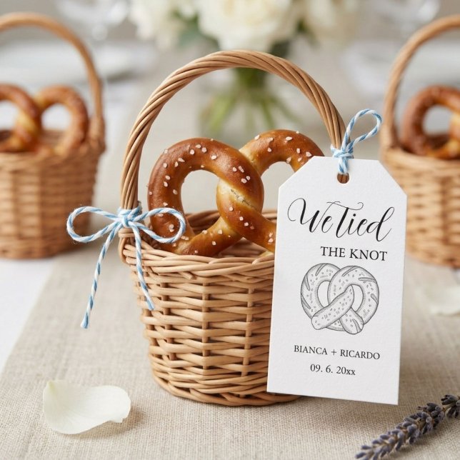 Modern Vi knöt knuten pretzel gåvobag bröllop  Presentetikett (Skapare uppladdad)
