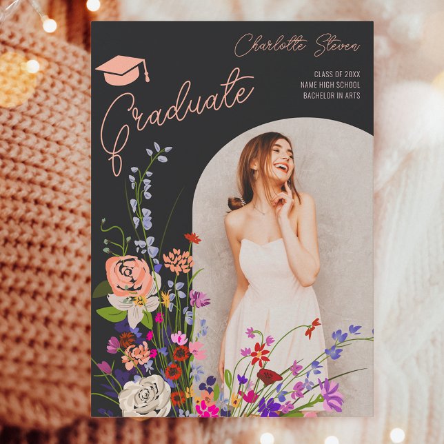 Modern vild blomskript, mörk studenten meddelande (Modern wild flowers script photo dark graduation announcement)