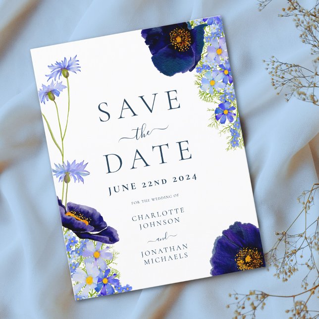 Modern Vildblomma Blå Boho Bröllop Spara Datumet (Elegant wildflower blue floral wedding save the date invitation with modern typography )