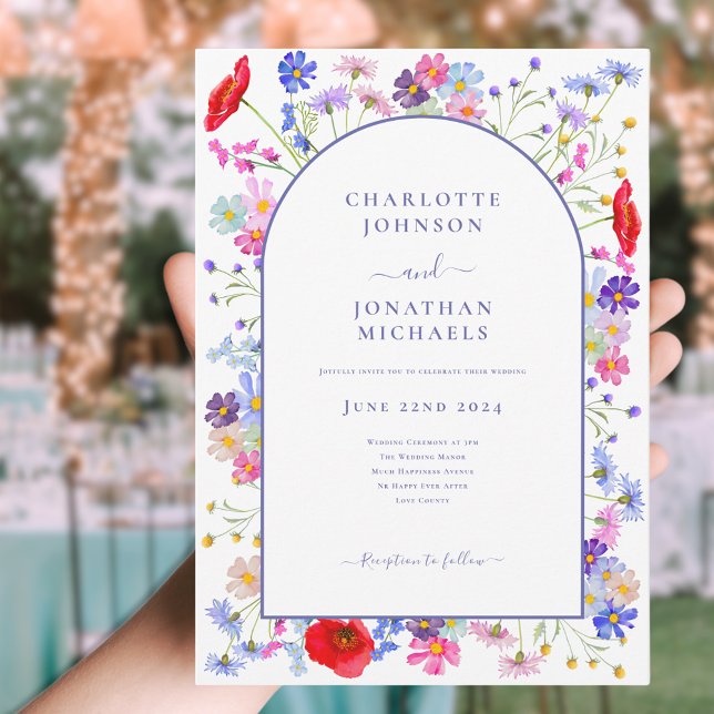 Modern Vildblomma Lila Båge Inbjudningar (Modern colorful wildflower arch wedding invitation elegant purple typography watercolor floral)