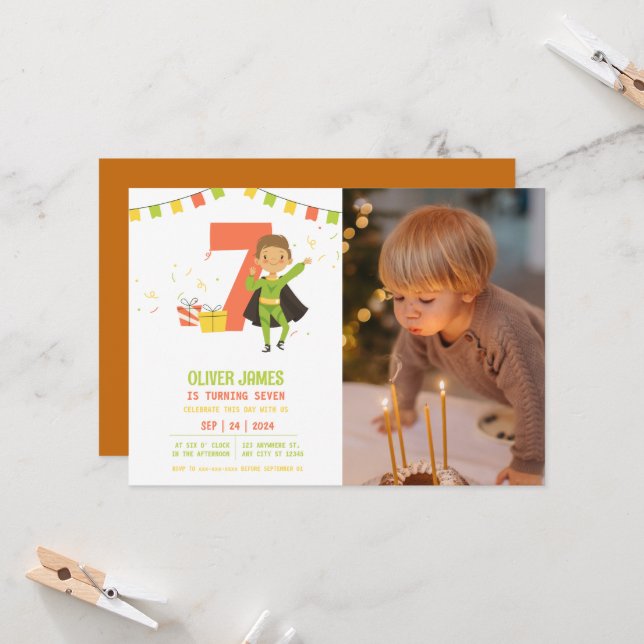 Modern, vilken ålder som helst, superhjälte-fotofö inbjudningar (Fram/Back In Situ)