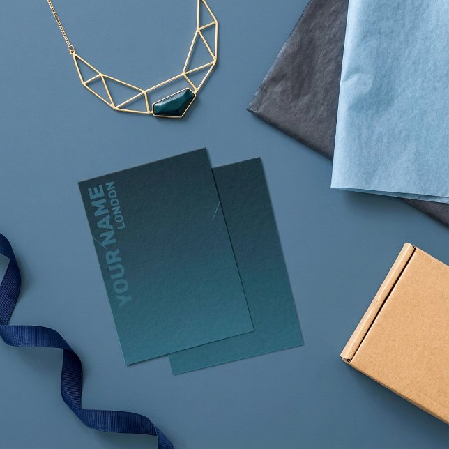 Modern visning för mörk blått övertoning av halsba visitkort (Modern dark blue gradient necklace display card.)