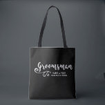 Modern vit för den GroomsmantotoHänga lösCoolan Tygkasse<br><div class="desc">Din Groomsman ska kärlek som denna personligtoto hänger lös! Tvåsidigt med en rolig moderiktig vit skriva stilsorten och virvla runt, presenterar hänga lös också två linjer av beställnings- text - tillfoga Grooman'sens namn som gifta sig datera, läge, färgar Etc.-ändring bakgrundsfärgen som matchar ditt bröllop - klickar precis skräddarsy på och...</div>