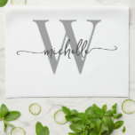 Modern Vit Grå Anpassad Monogram Namn Skrift Kökshandduk<br><div class="desc">Flickig modern elegant vit och grå monogram initial bokstav signatur skript anpassad personlig kökshandduk. Denna design med förnamnet i en snygg handskriven stil svans typsnitt typografi (eller kalligrafi) med monogram initial i grått och svart på vitt. Dessa är lätta att anpassa. Snygg feminin husvärmningspresent, även för födelsedag, mors dag, bröllop,...</div>