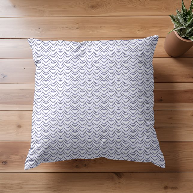 Modern vit japansk våg periwinkle mönster kudde (Skapare uppladdad)