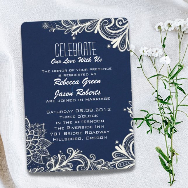 modern vit marblåblå snöre-mönster-bröllop inbjudningar (modern white lace pattern navy blue wedding invitation)