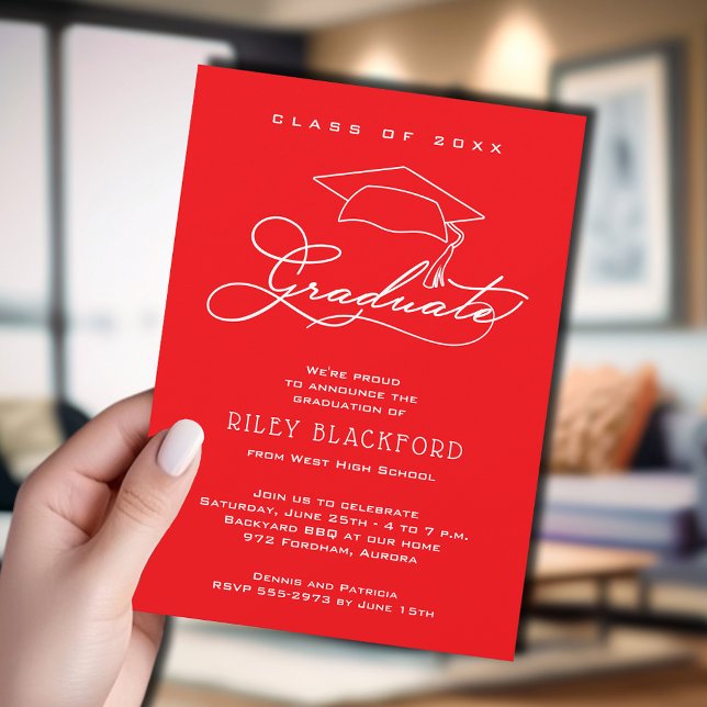 Modern vit skrift röd examen meddelande (Red graduation announcement cards feature your details in chic white lettering.)
