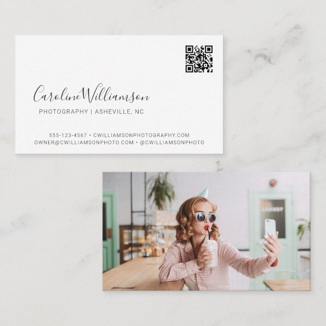 Modern vit skript Foto QR-kod Minimal trendig Visitkort (Fram/baksida)