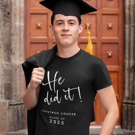 Modern vitskrift Han gjorde det Namn 2023 Studente T Shirt