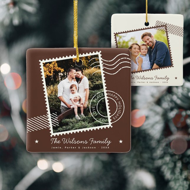 Modern Warm Family Photo Cute Frimärke Helgdag Julgransprydnad Keramik (Share holiday warmth with our Modern Family photo Postage stamp Holiday Ornament! )