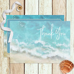 Modern Watercolor Beach & Sea Bröllop Tack Kort<br><div class="desc">Tack vare det här bröllop-kortet har du en vattenfärgsstrandscen i vatten och sand som en lätt förändrad bakgrund. Perfekt till destinationen eller till strandbröllop. Skapat av enbart Farmhouse Press är den en del av den moderna vattenfärgen Beach & Vatten Bröllop.</div>