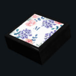Modern Watercolor Blommigt Anpassningsbar Monogram Minnesask<br><div class="desc">Höj presenten-ge med Monogram Gift Box för Modern Watercolor Blommigt Anpassningsbar, en perfekt-blandning av funktioner och konst. Denna charmerande låda är en inbjudan att erbjuda en present som talar mycket om tanksamhet och stil. Med en mediekley av noggrant målade vattenfärgblommor, utesluter designen den vita allriken från en bohemisk trädgård. Från...</div>