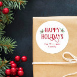 Modern Watercolor Holly & Red Glad helg Runt Klistermärke<br><div class="desc">Lägg till ett fräckt tryck på dina helgdag och kort med vår fästare. "Glad helg" skiner i festiv typografi med vattenfärgsformar. Anpassa den med din familj namn i ett sans-serif-teckensnitt.</div>
