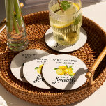 Modern Watercolor Lemons Limoncello för penselskri Underlägg Papper Rund<br><div class="desc">Moderna vattenfärgslemoner i penselskript när du limpar med Ge gör Limoncello Pappert Underlägg</div>