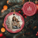 Modern Wavy Frame Family Photo Muted Red Julgransprydnad Keramik<br><div class="desc">Add charm to your tree with our Modern Wavy Frame Family Photo ornament! Cute muted red Christmas tree design & custom text!</div>