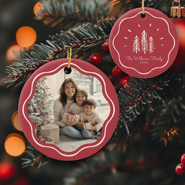 Modern Wavy Frame Family Photo Muted Red Julgransprydnad Keramik (Skapare uppladdad)