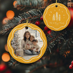 Modern Wavy Frame Family Photo Retro Yellow Julgransprydnad Keramik<br><div class="desc">Add charm to your tree with our Modern Wavy Frame Family Photo ornament! Cute retro yellow Christmas tree design & custom text!</div>