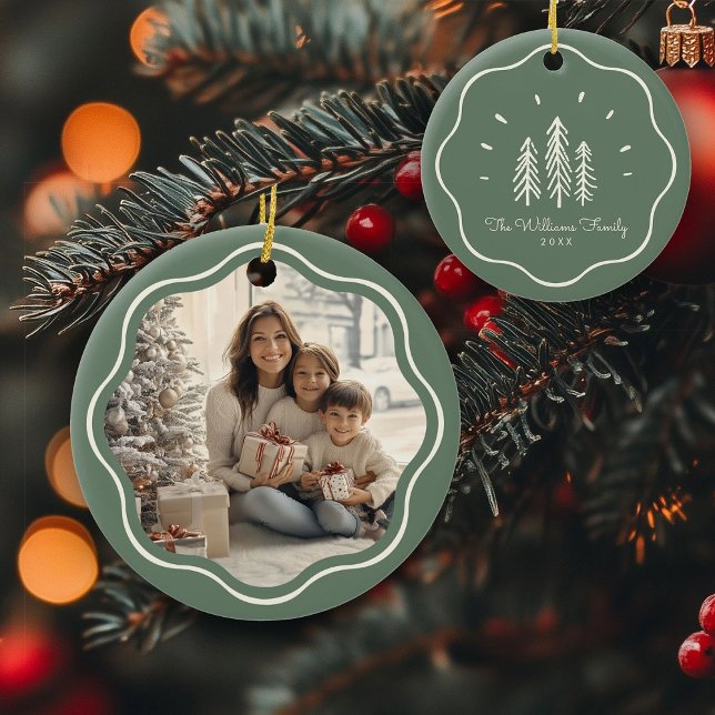Modern Wavy Frame Family Photo Sage Green Julgransprydnad Keramik (Skapare uppladdad)