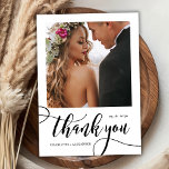 Modern Whimsical Huge Guld Script 2 Photo Bröllop Tack Kort<br><div class="desc">Modern Whimsical Boho Huge Guld Calligraphy Script 2 Photo Bröllop - tackkort. Snyggt Chic bröllop tackar dig för att du har en lodrät framtill med texten "Tack" i ett snävt, snävt och snett tecken på typografi, svan-penselskript i svartvitt. På baksidan av det fördefinierade tacket får du meddelandet och ett foto....</div>