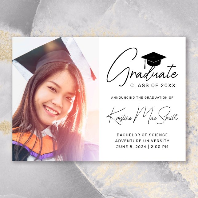 Modern White Black Script Photo College Graduation Meddelande (Modern White Black Script Photo College Graduation Announcement)
