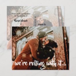 Modern White Script Bröllop Photo Save Date Meddelande Vykort