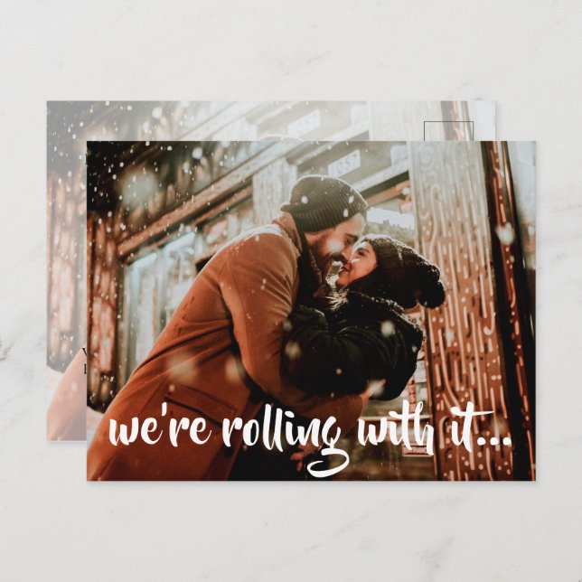 Modern White Script Bröllop Photo Save Date Meddelande Vykort (Fram/baksida)