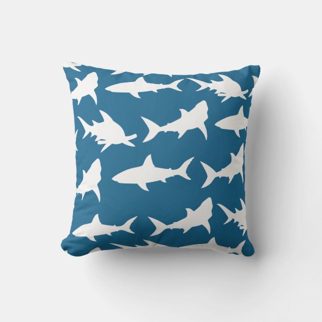 Modern White Shark Silhouettes och Ocean Blue Kudde (Framsida)